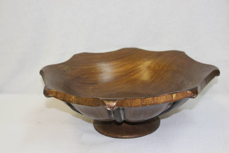 lot 11 image: Ceramic bowl painted to look like wood