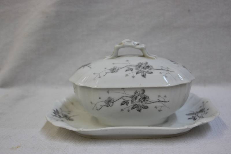 lot 21 image: Leonard Vienna Austria Sauce Dish
