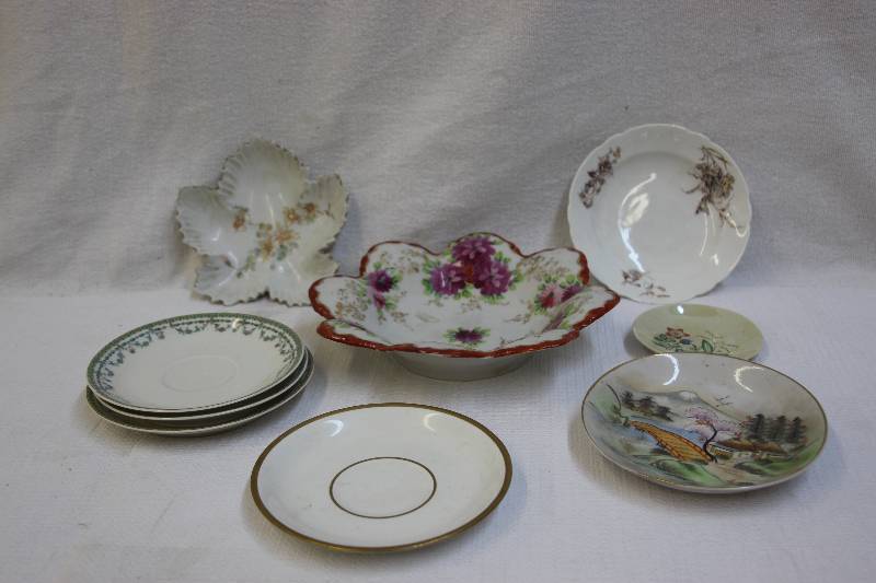 lot 24 image: Assorted china plates, saucers, serving pieces