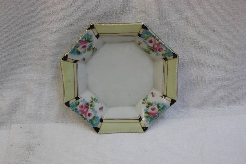 lot 25 image: Hand Painted Nippon Octagon Serving Dish