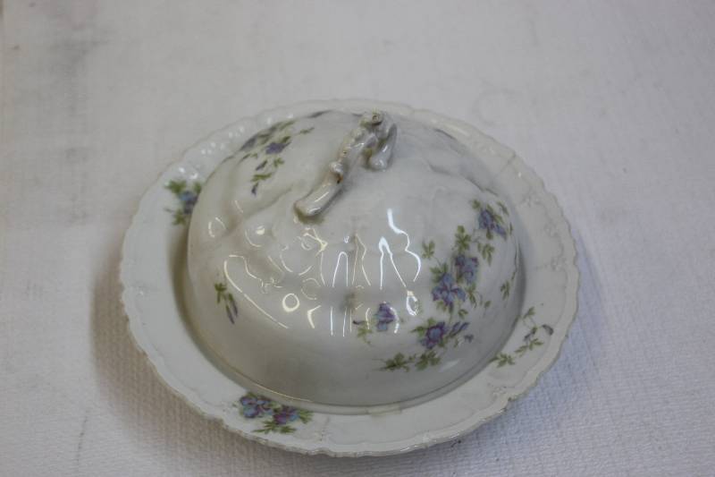 lot 26 image: Covered Dish Floral Pattern