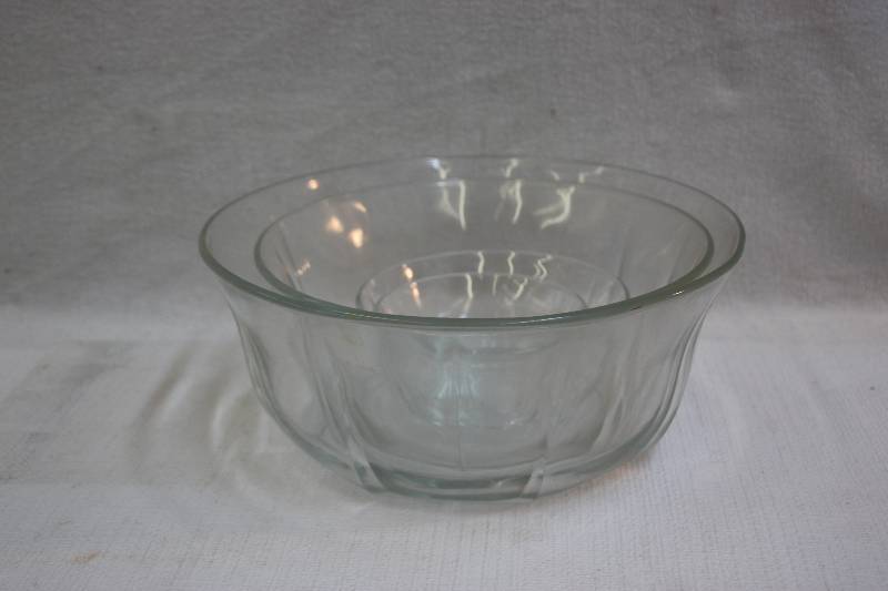 lot 34 image: Clear glass serving bowls