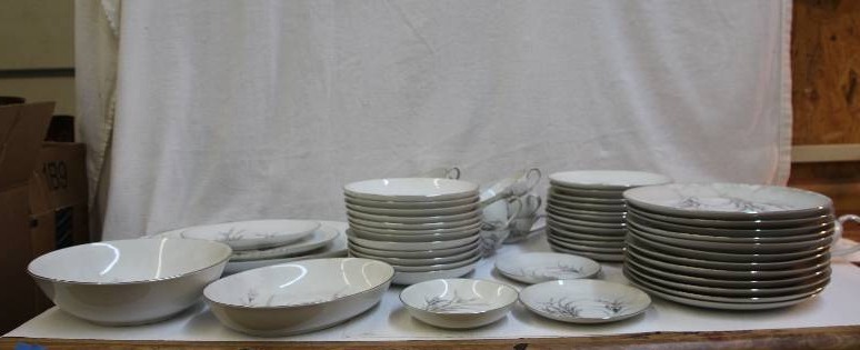 lot 37 image: Fine China of Japan - Eleanor pattern