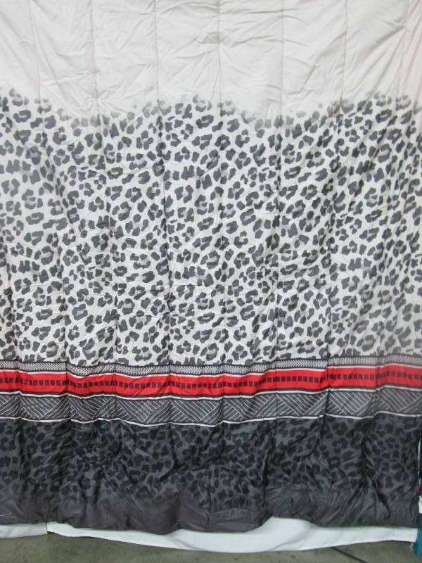 lot 40 image: Alcove Snow Leopard Comforter Set - Full