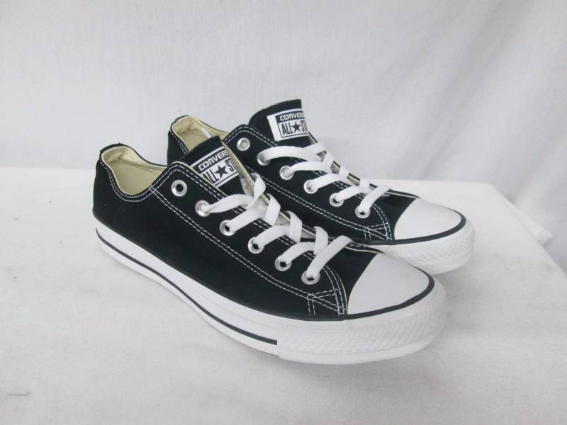lot 36 image: Converse Unisex Chuck Taylor All Star Low Cut Sneakers