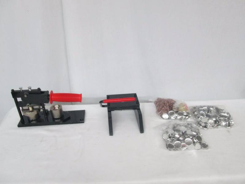 lot 18 image: Button Machine and Circle Punch