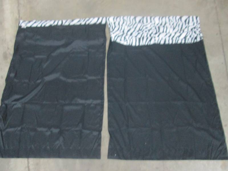 lot 48 image: Safari Zebra Window Set