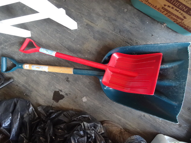 Snow shovel
