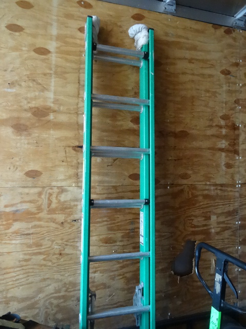 Fiberglass extension ladder