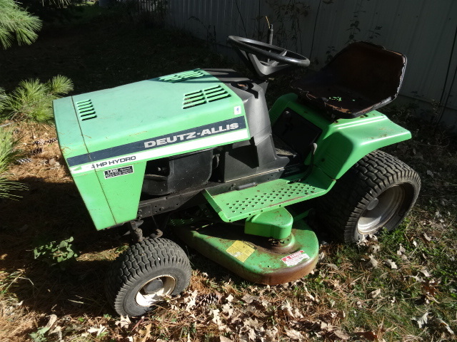 lot 9 image: Duetz Allis Lawn Tractor