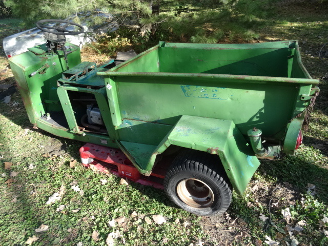lot 16 image: Cushman 3 Wheel Scooter