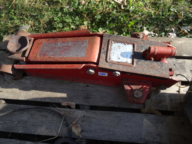 lot 18 image: 2 Ton Trolley Jack
