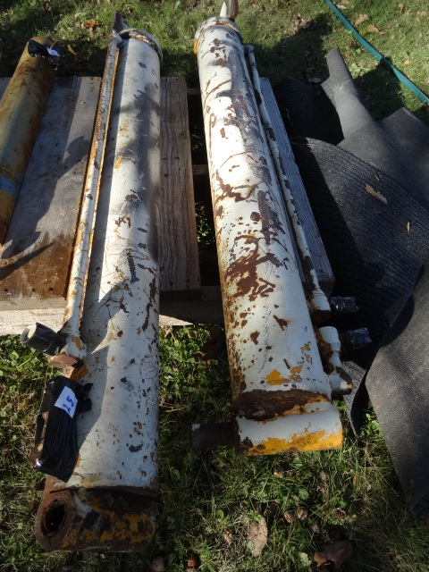 lot 25 image: 2 Matching Hydraulic Cylinders 3 X 48
