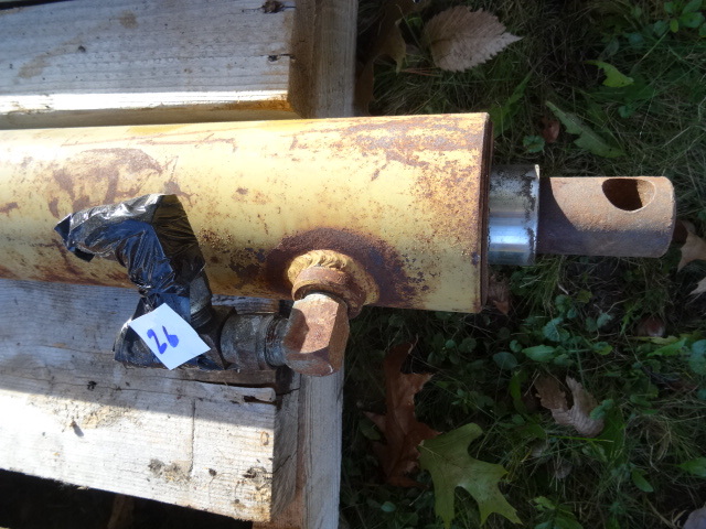 lot 26 image: Hydraulic Cylinder 2 X 30