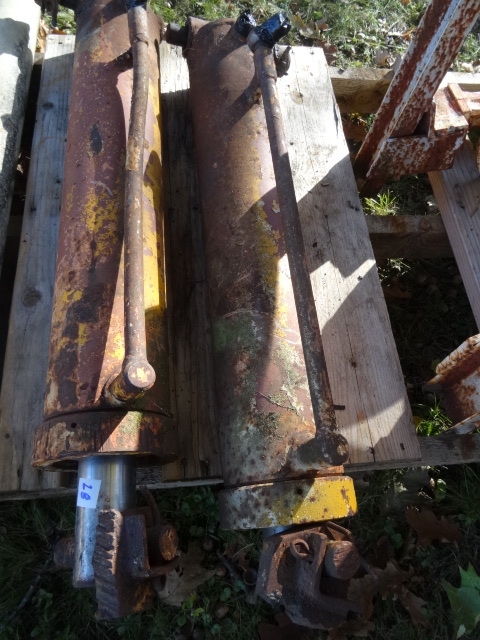 lot 28 image: 2 Matching Hydraulic Cylinders