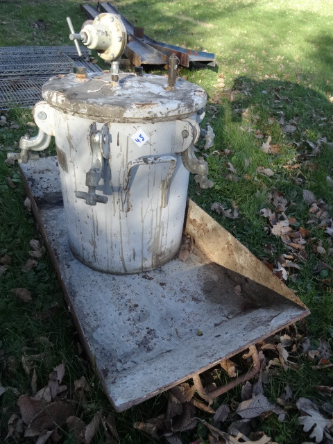 lot 45 image: Pressure Spray Pot. Metal Tray