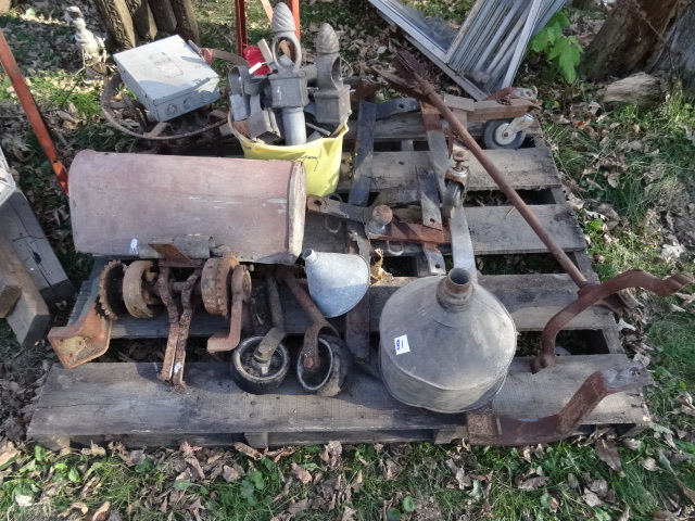 lot 81 image: Pallet of Misc Vintage Goodies