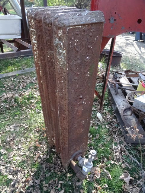 lot 83 image: Vintage Cast Iron Radiator