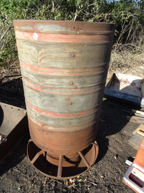 lot 98 image: Stand Up Hog Feeder