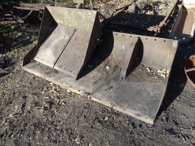 lot 99 image: Loader Off of a Oliver Tractor.