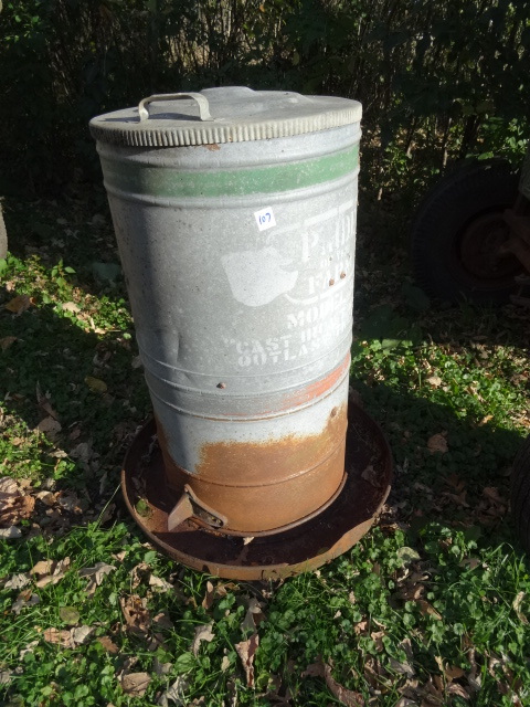 lot 107 image: Stand Up Hog Feeder