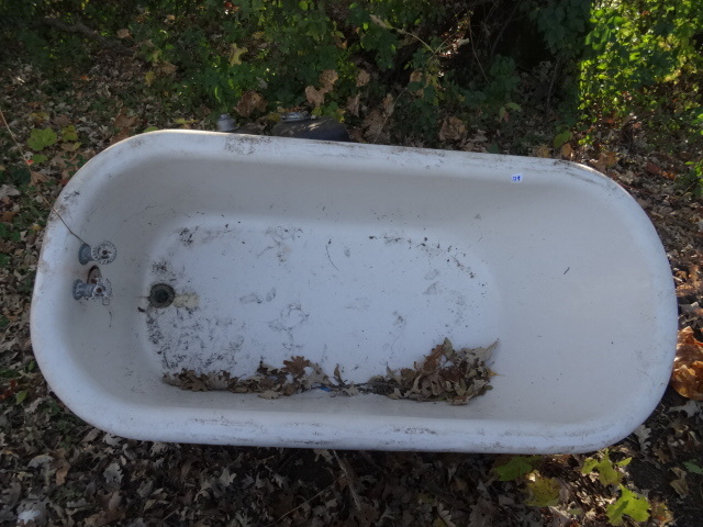 lot 129 image: Vintage Cast Iron Tub Claw Feet