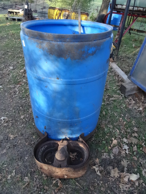 lot 273 image: Hog Waterer