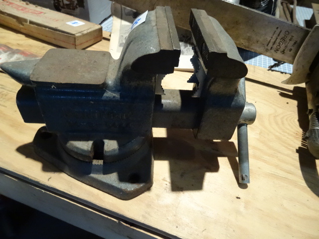 lot 182 image: 4 Bench Vise