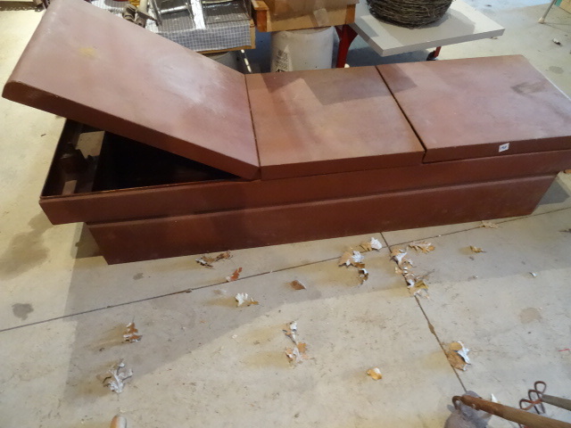 lot 190 image: Metal Full Sized Truck Tool Box