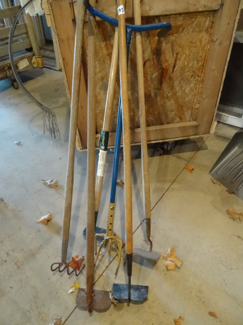 lot 195 image: 4 Garden Hoes and 2 Garden Claws