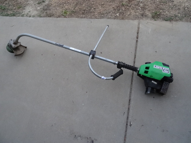 lot 208 image: Lawn Boy 31cc Weed Whip