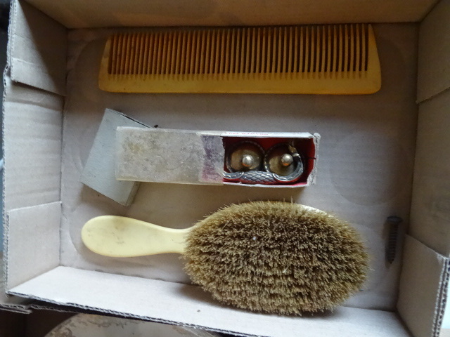 lot 260 image: Vintage Brush, Comb,