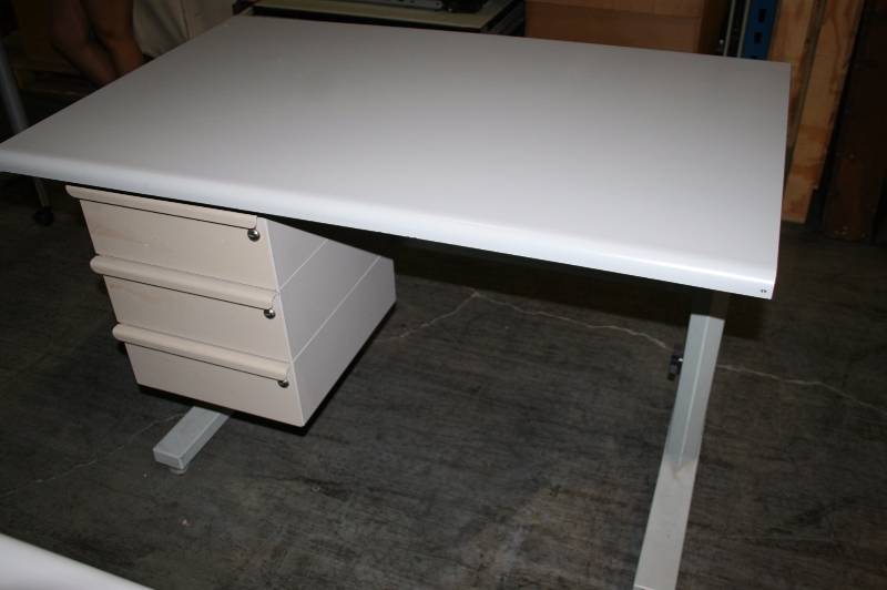 Adjustable height work station