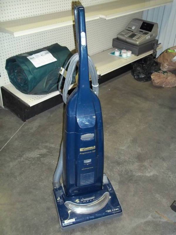lot 5 image: Kenmore 12 amp vacuum cleaner