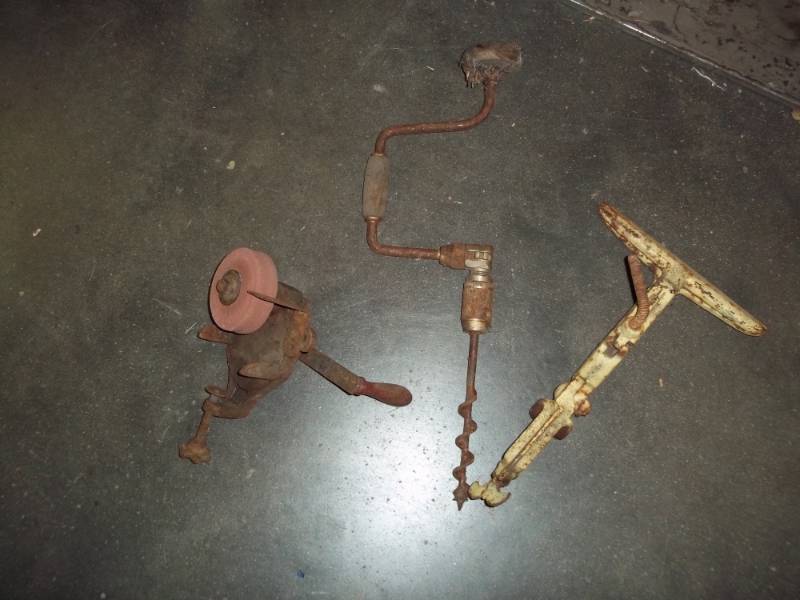 lot 6 image: Vintage clamp on grinder, Saw brace, drill