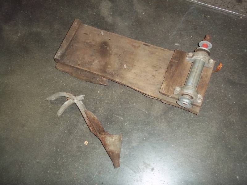 lot 7 image: Vintage Oil Can Opener and pullys