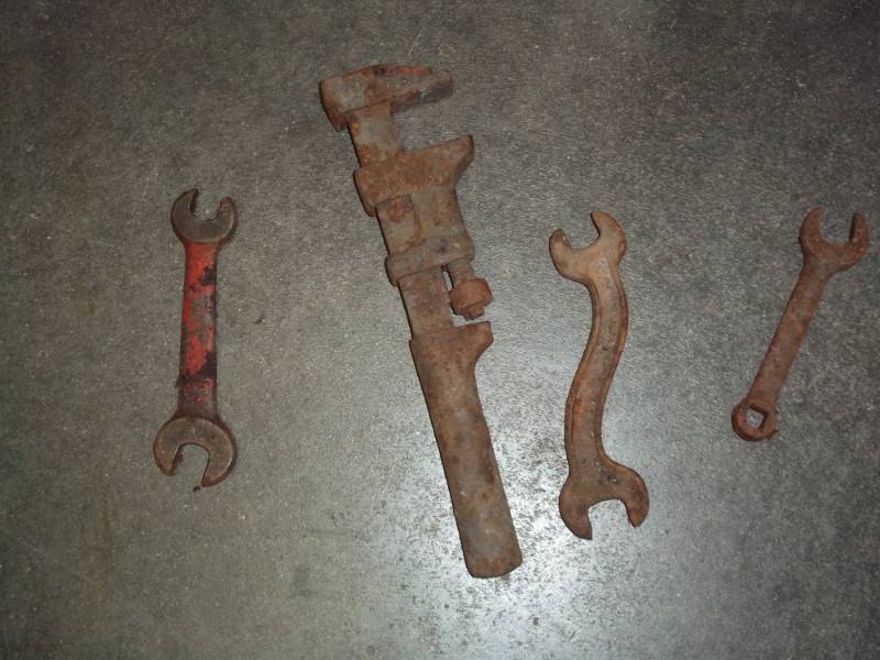 lot 98 image: 4 vintage tools