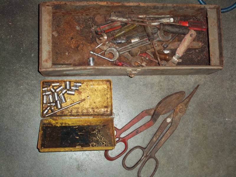 lot 99 image: Tool box of vintage tools with 2 tin snips