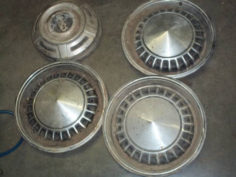 lot 100 image: 4 vintage hubcaps