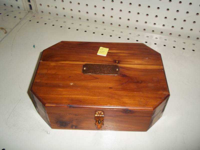 lot 107 image: Vintage Jewelry box