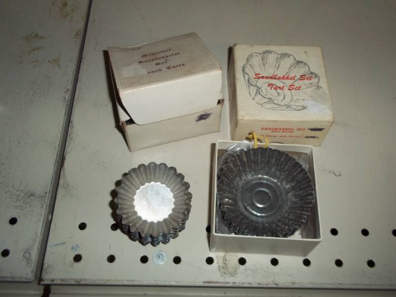 lot 111 image: 2 vintage Sandbakkelse   Tart set with original box and instructions