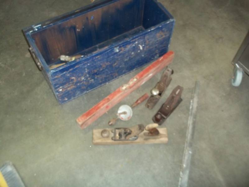 lot 112 image: Vintage woodworkers toolbox with tools