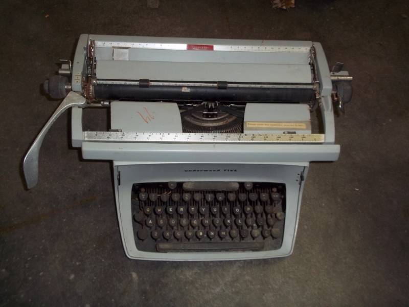 lot 113 image: Underwood Touchmaster 5 Vintage Typewriter