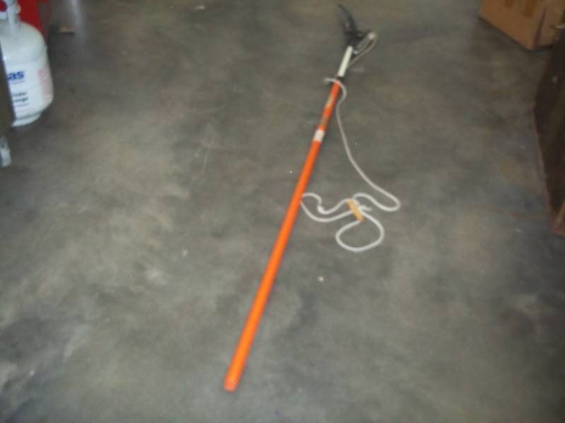 lot 117 image: Pole saw with prunners