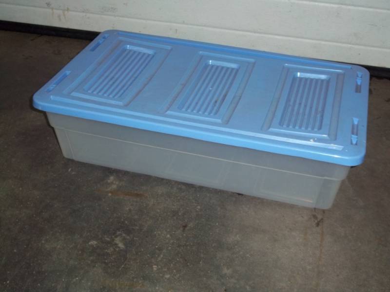 lot 129 image: Plastic Storage tub with lid