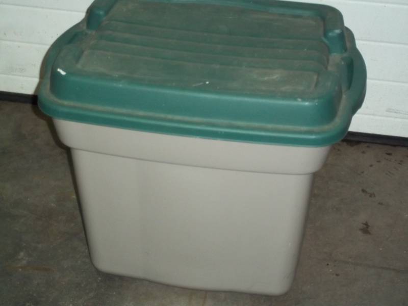 lot 131 image: Plastic Storage tub with lid
