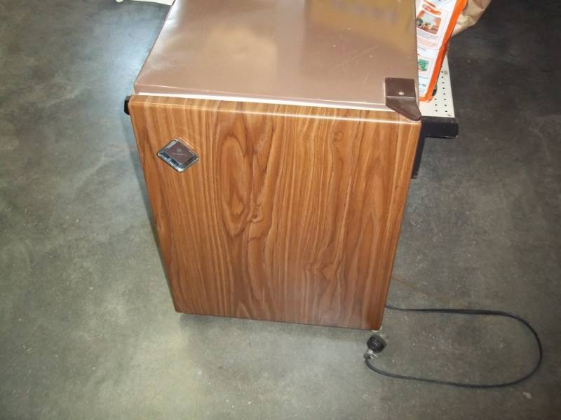 lot 95 image: Apartment size Refrigerator. Great for a Dorm.