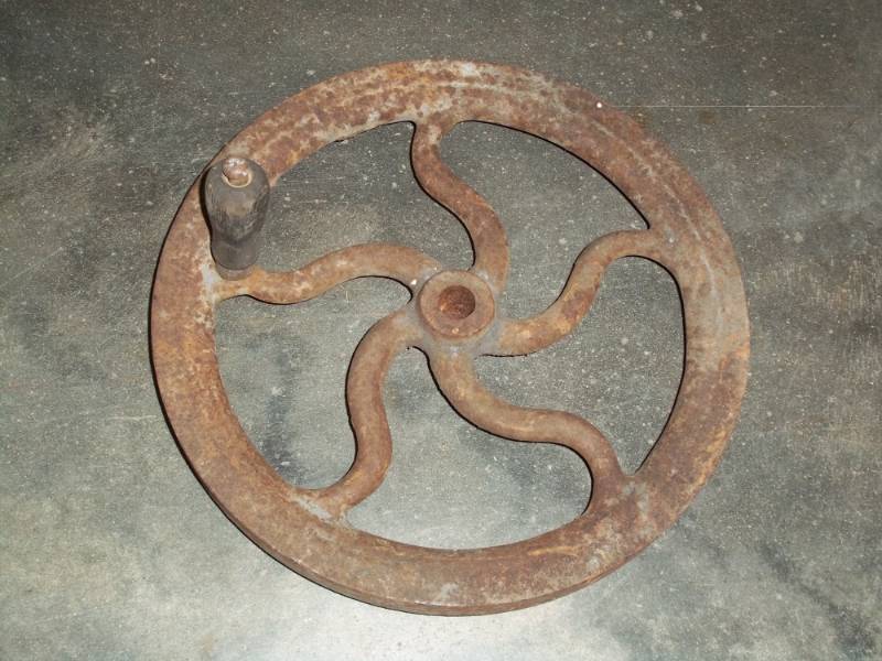 lot 17 image: Vintage pully with handle