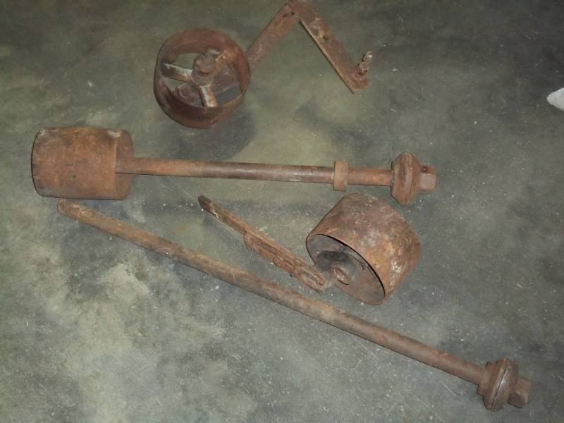 lot 18 image: Vintage flat belt pullys