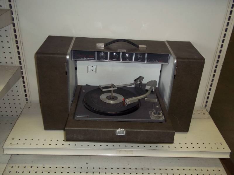 lot 33 image: Used General Electric Solid State Stereo Phonograph